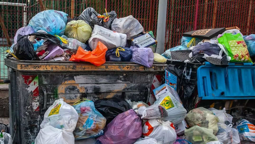 Palermo, esposto della RAP per denunciare l’abbandono selvaggio di rifiuti nel centro storico