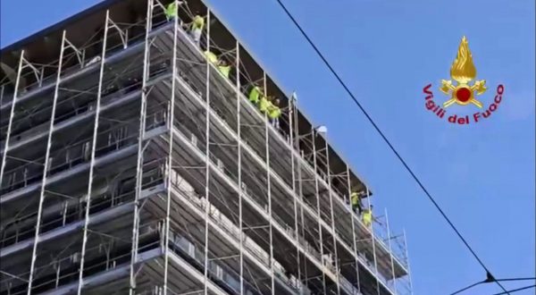 15 operai protestano a Milano su un ponteggio al settimo piano