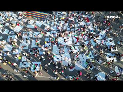 Flash mob a Napoli, corpi distesi in memoria delle vittime di Gaza #ansa #news