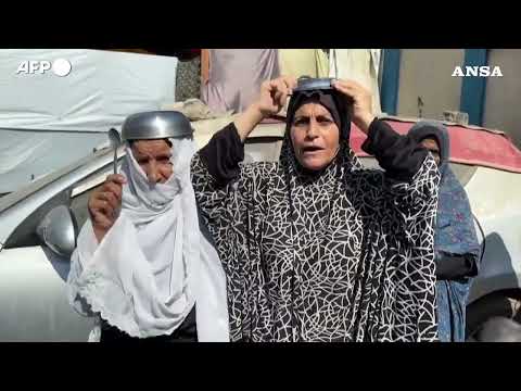 Gaza, ressa per il cibo: centinaia di persone ‘suonano’ le pentole vuote #ansa #news