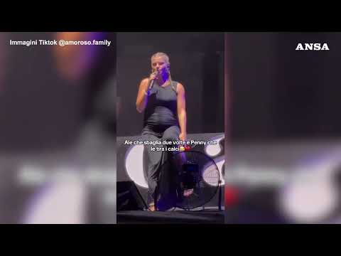 Alessandra Amoroso interrompe il concerto per “colpa” di Penelope #ansa #news