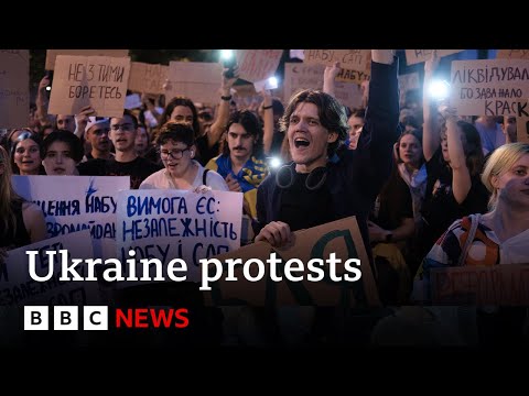Protests in Ukraine against new anti-corruption law | BBC News