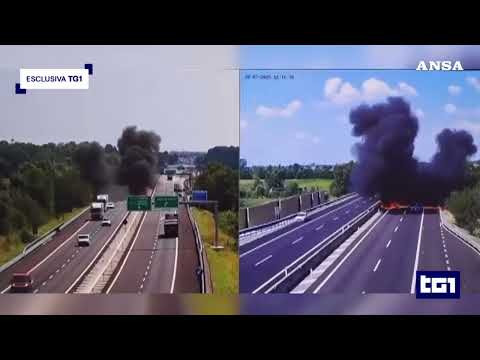 La caduta dell’ultraleggero in piena autostrada ripresa dalle telecamere fisse #ansa #news