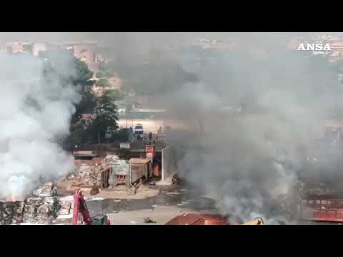 Roma, fumo e fiamme dopo l’esplosione in un distributore #ansa #news