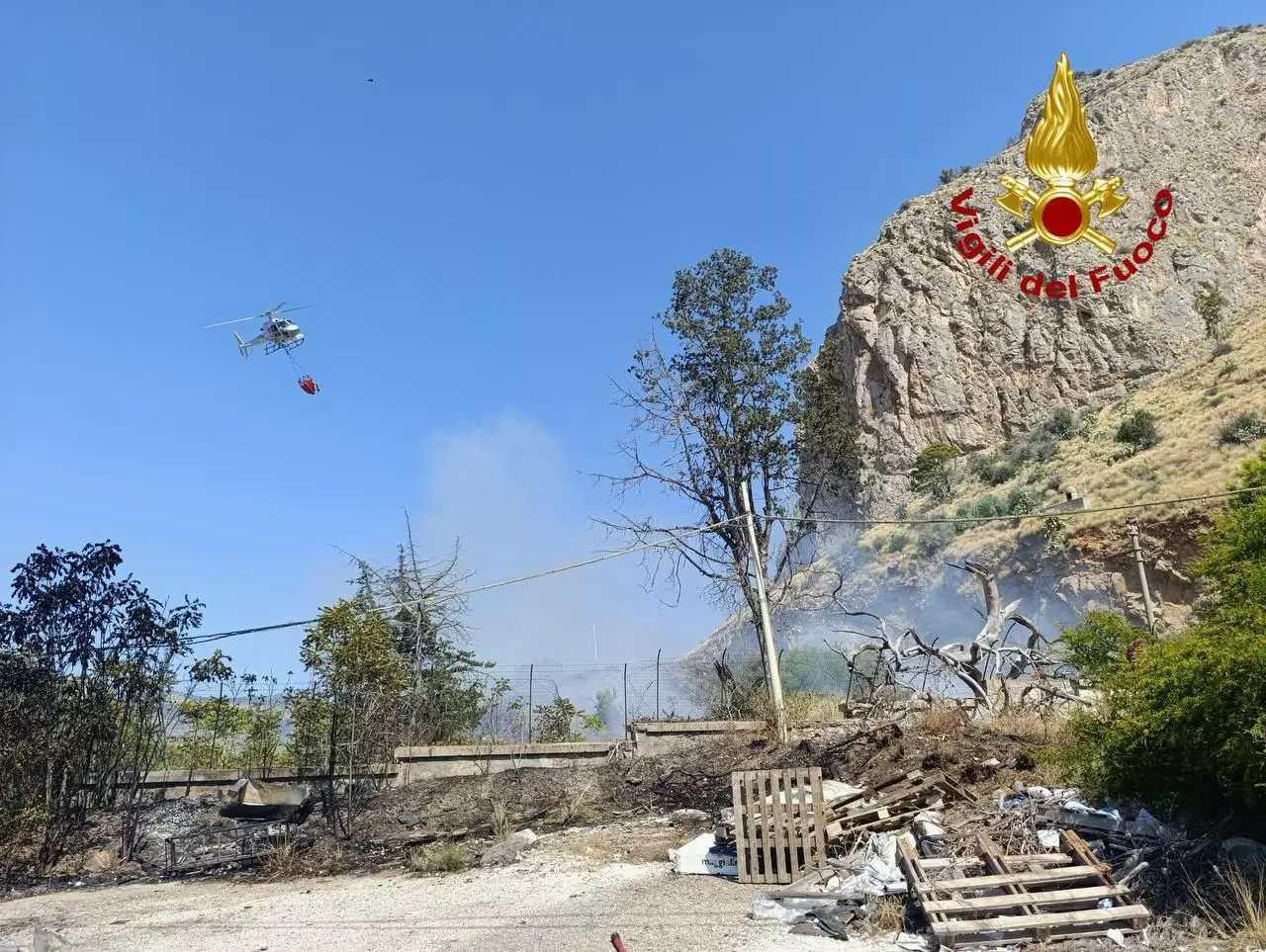 Incendio alle falde di Monte Pellegrino, intervenuti i Vigili del fuoco