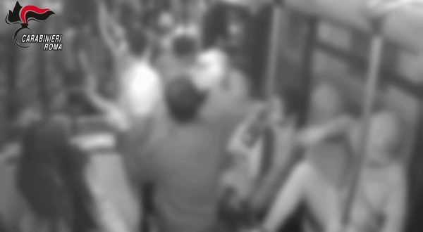 A Roma aggressione razzista su un bus, 4 misure cautelari