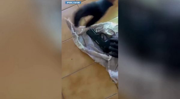 Siracusa, trovata una pistola nascosta nell’ascensore di un condominio