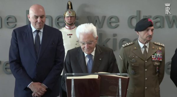 Mattarella alla consegna delle Aquile di pilota militare a Decimomannu