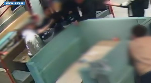 Aggressione omofoba in fast food a Catania, due misure cautelari