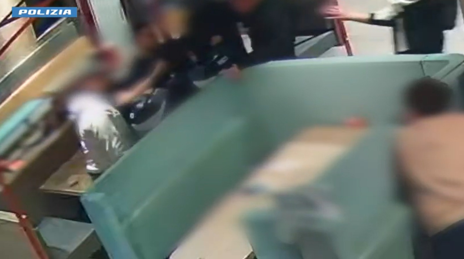 Aggressione omofoba in fast food a Catania, due misure cautelari