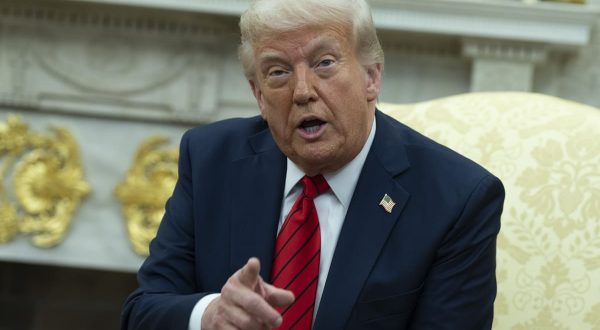 Trump “Valuto causa contro presidente Fed Powell”