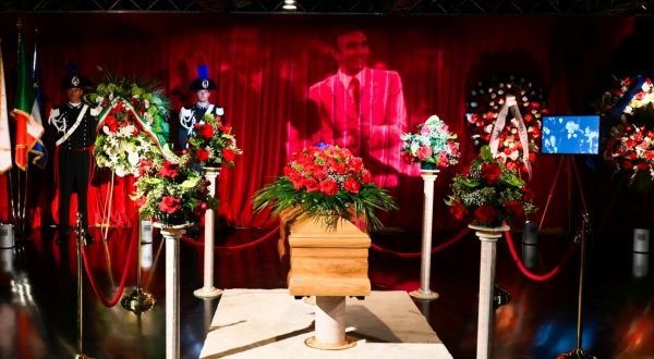 Addio a Pippo Baudo, aperta la camera ardente a Militello in Val di Catania: nel pomeriggio i funerali