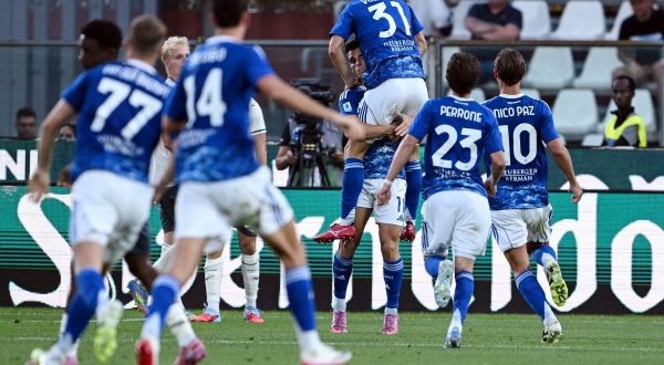 Como-Lazio 2-0 con Douvikas e Paz, “prima” con spiegazione arbitro