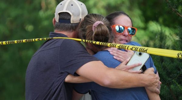 Spari in una scuola cattolica a Minneapolis, uccisi 2 bambini
