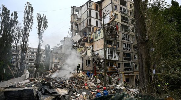 Nella notte altro raid russo su Kiev, Zelensky “Almeno 8 morti”