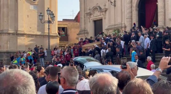 Militello saluta il feretro di Baudo con cori e applausi