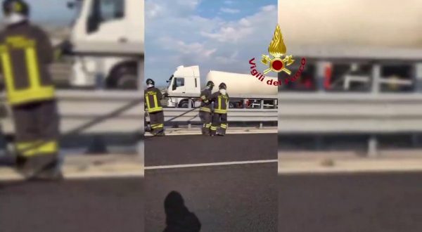Camion in fiamme sull’autostrada A1, le operazioni di spegnimento
