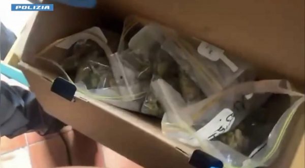 Spaccio in casa con il figlio di un anno, 21enne arrestata a Catania