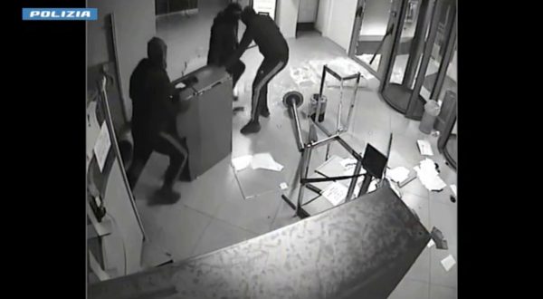 Rapinano un banca a Caserta, criminali arrestati in Bosnia-Erzegovina