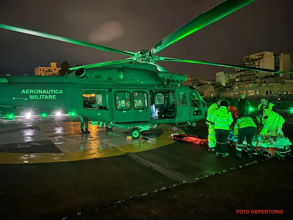 Linosa, elicottero dell’Aeronautica Militare soccorre una bambina in pericolo di vita