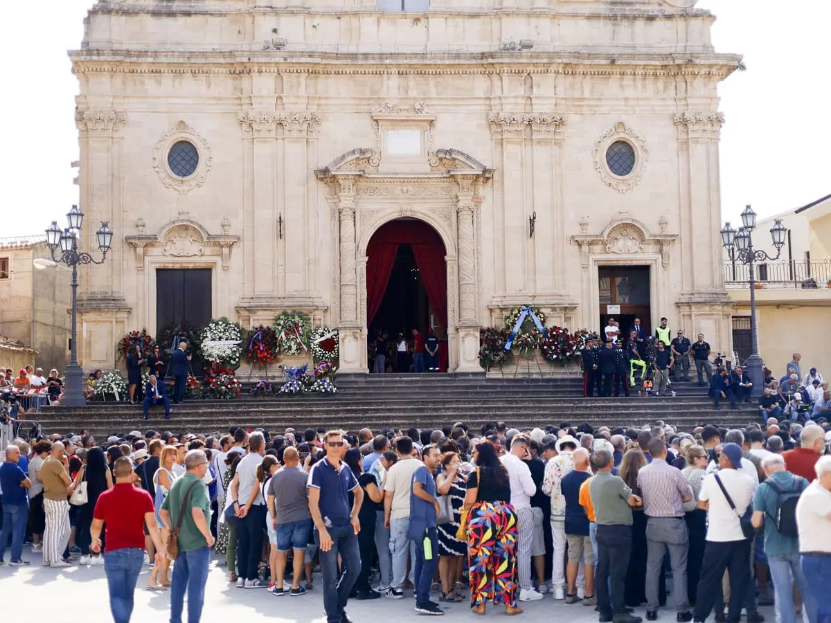 L’ultimo saluto a Pippo Baudo, commozione e un fiume di gente ai funerali a Militello. Don Albanese “Ha reso onore a Sicilia e Italia”