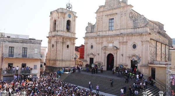 L’ultimo saluto a Pippo Baudo, commozione e un fiume di gente ai funerali a Militello / Video
