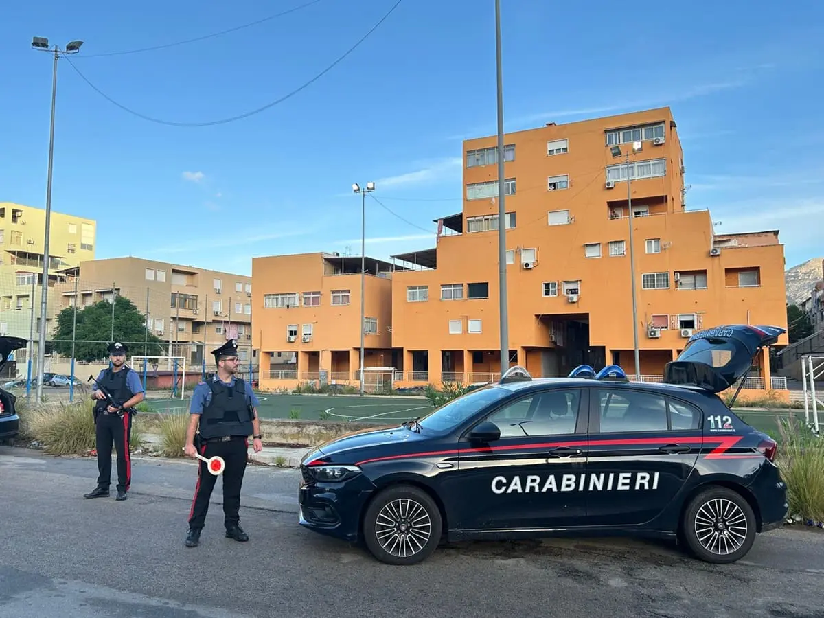 Droga nascosta dentro la porta, arrestato un pusher allo Zen 2 di Palermo