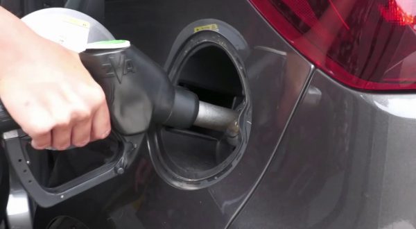 Carburanti, prezzi ai minimi dall’estate 2021