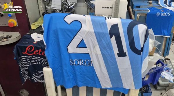 Scovata a Napoli una centrale del falso, due arrestati