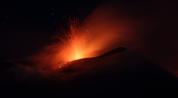 Si apre una nuova bocca effusiva nell’Etna, colata lavica a quota tremila metri