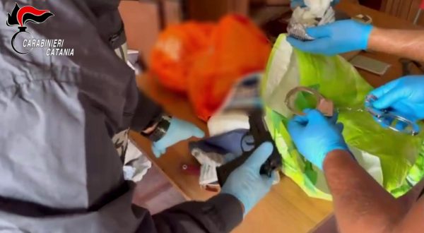 Armi clandestine nascoste in casa, arrestato un uomo a Catania