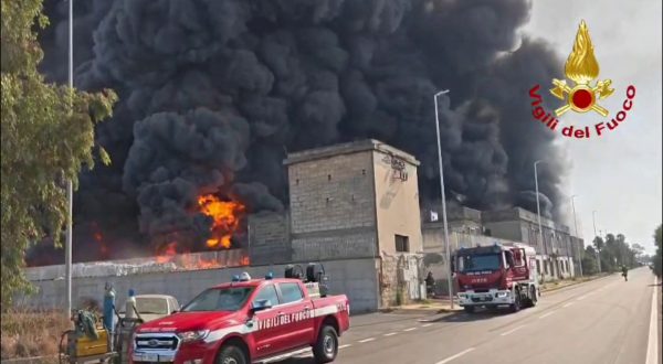 Vasto incendio nella zona industriale di Catania, le immagini