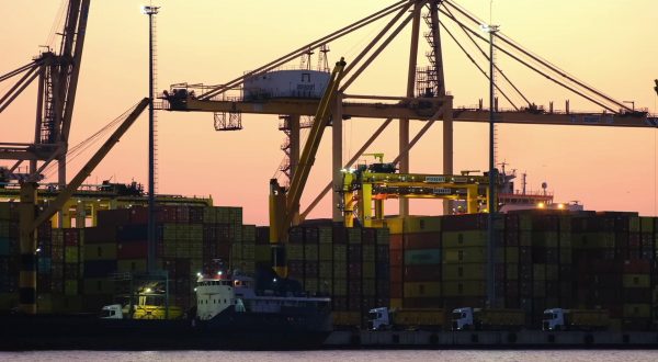 Eurozona, in calo il surplus commerciale