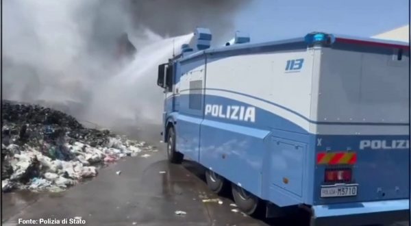 Capannone di un’azienda in fiamme a Catania, le immagini