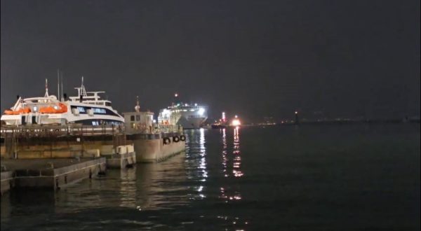 Incendio in un traghetto per Napoli, l’arrivo della nave al porto
