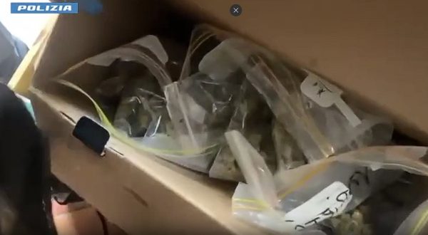 Spaccia in casa alla presenza del figlio di un anno, 21enne arrestata a Catania