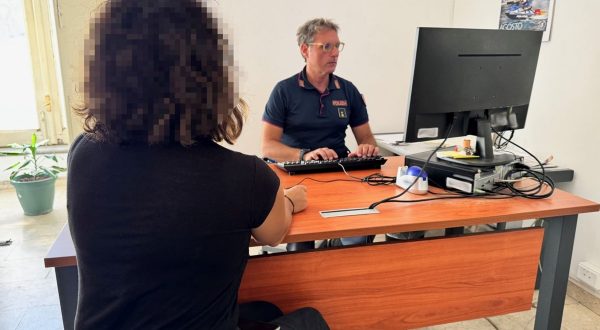 Dà fuoco alla casa della moglie dopo averla minacciata, un uomo arrestato a Catania