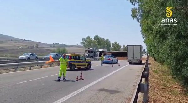 Tir in fiamme sull’autostrada A29 nel Trapanese