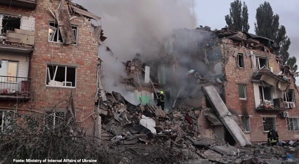 Attacco russo su Kiev nella notte, 15 i morti e decine di feriti