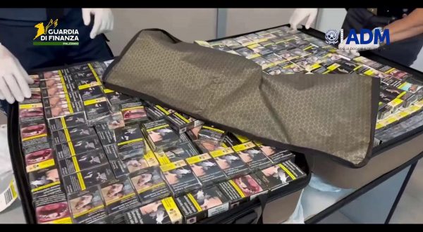 In aeroporto Palermo con 64 kg di sigarette di contrabbando, 2 arresti