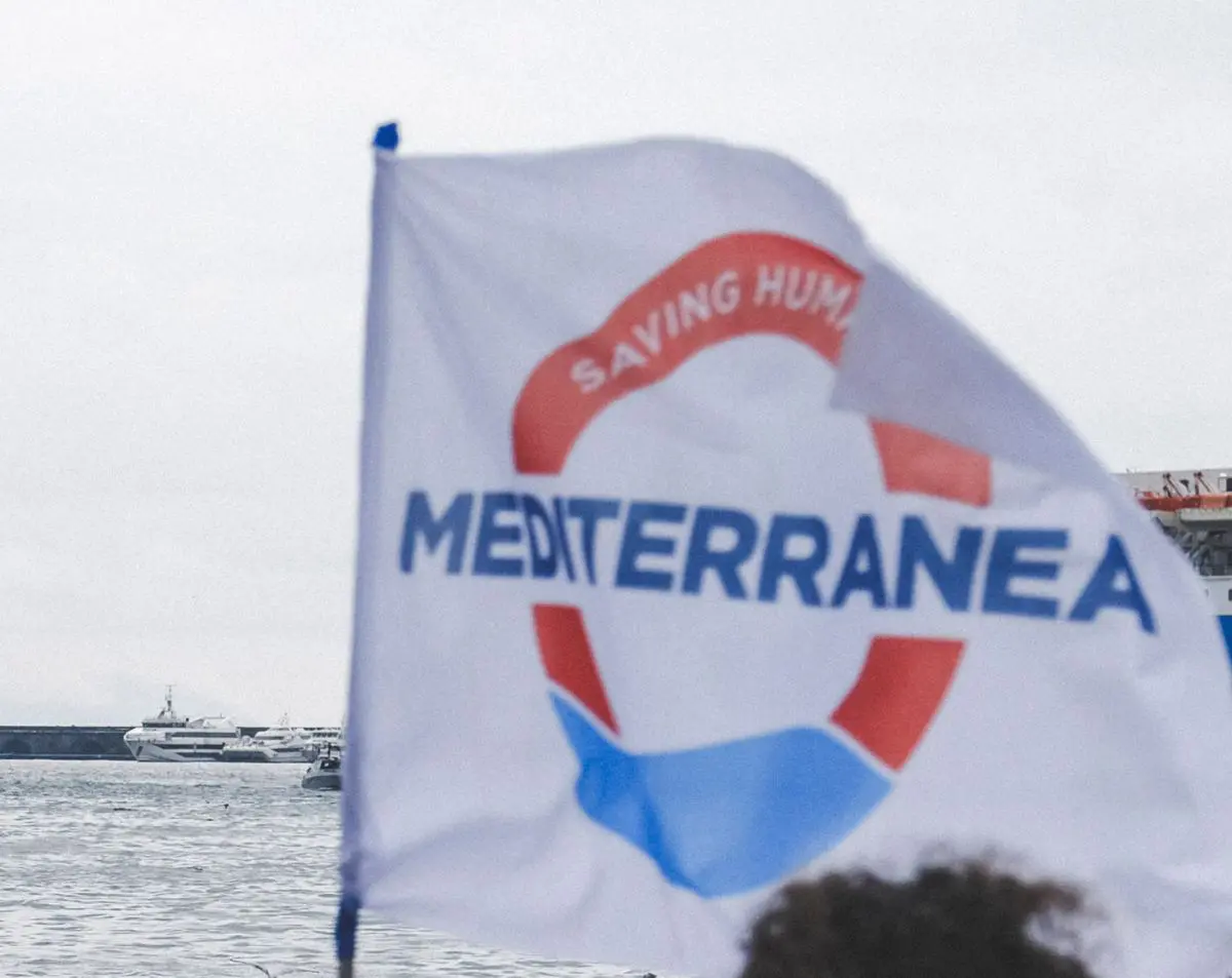 La nave Mediterranea fa sbarcare 10 migranti a Trapani: “Gli esseri umani non siano trattati come merce”