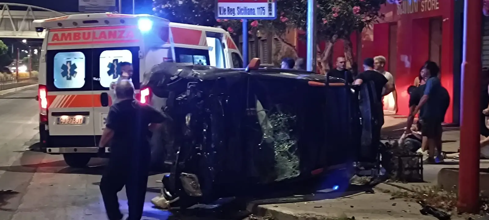 Nella notte un’auto si ribalta a Palermo, sfiorata la tragedia