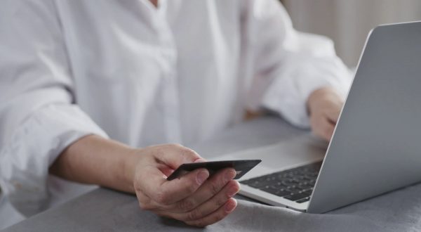 La banca digital piace sempre di più, cresce ancora il mobile banking