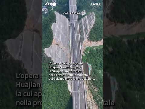 In Cina una montagna tagliata in due per far passare l’autostrada #ansa #news