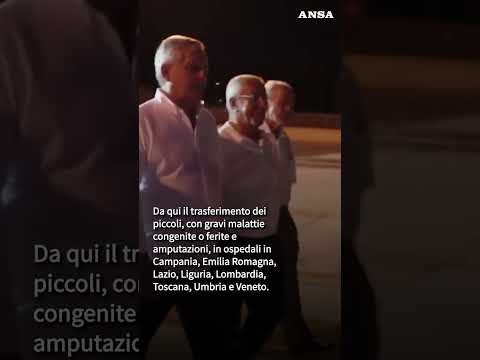 Arrivati in italia 31 bambini da gaza a bordo di c-130 #ansa #news