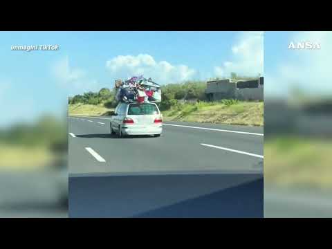 Auto sovraccarica di bagagli in autostrada avvistata sull’A1 #ansa #news