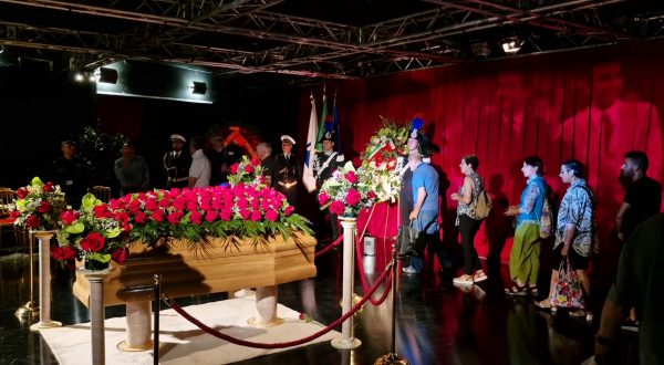 L’ultimo saluto a Pippo Baudo, camera ardente al Teatro delle Vittorie