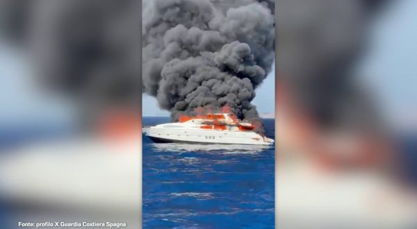 Spagna, incendio distrugge uno yacht al largo di Formentera