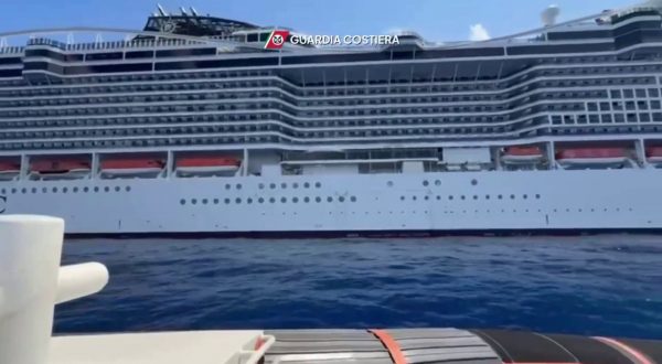 Nave MSC verso Napoli scortata dalla Guardia Costiera, le immagini