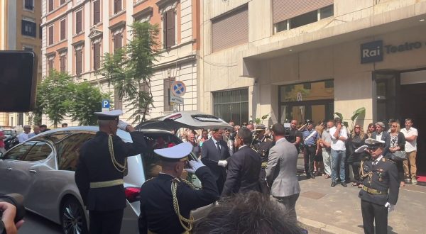 Chiusa la camera ardente, l’applauso al feretro di Baudo
